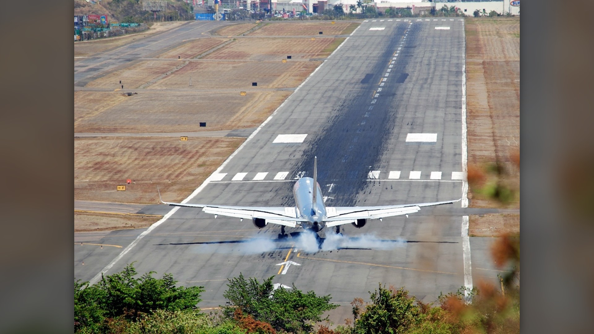 American Airlines Boeing 757 landing in crosswinds inside the mountain valley of Toncontín International Airport.