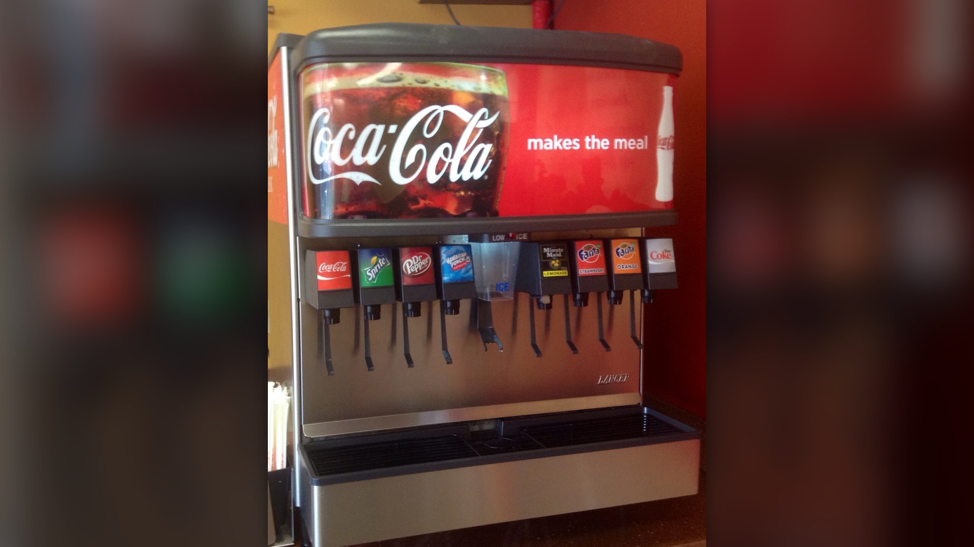 Soda fountain beverage dispenser machine