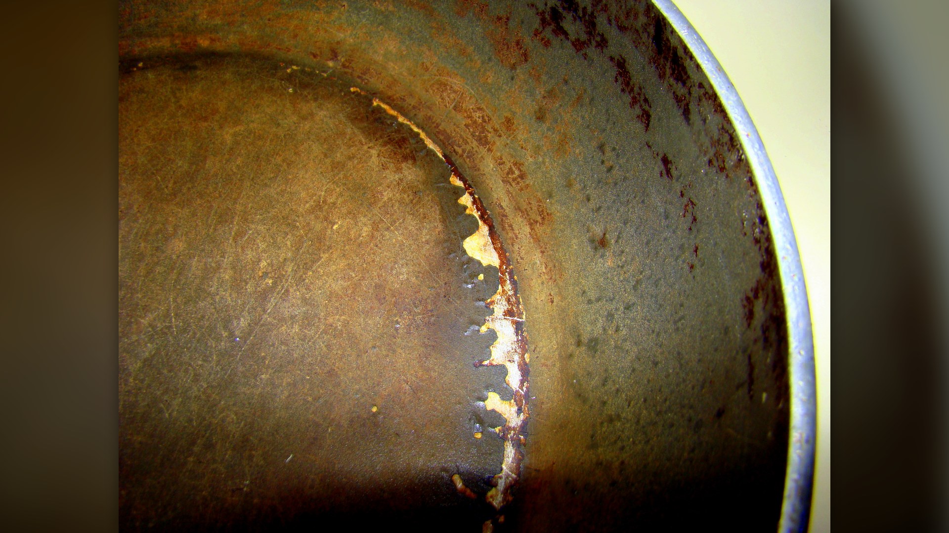 #12. Scratched Non-Stick Teflon Pans — Replace Every 3–5 Years