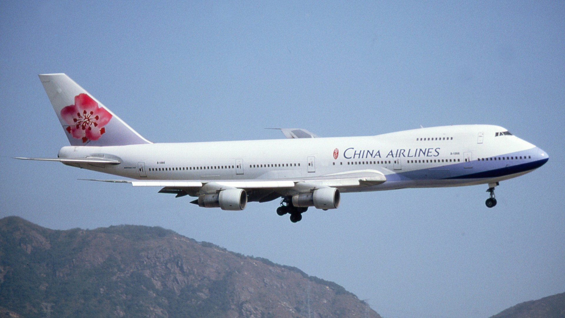 Boeing 747-200 executing the famous low-altitude turn to land at Hong Kong's Kai Tak Airport.