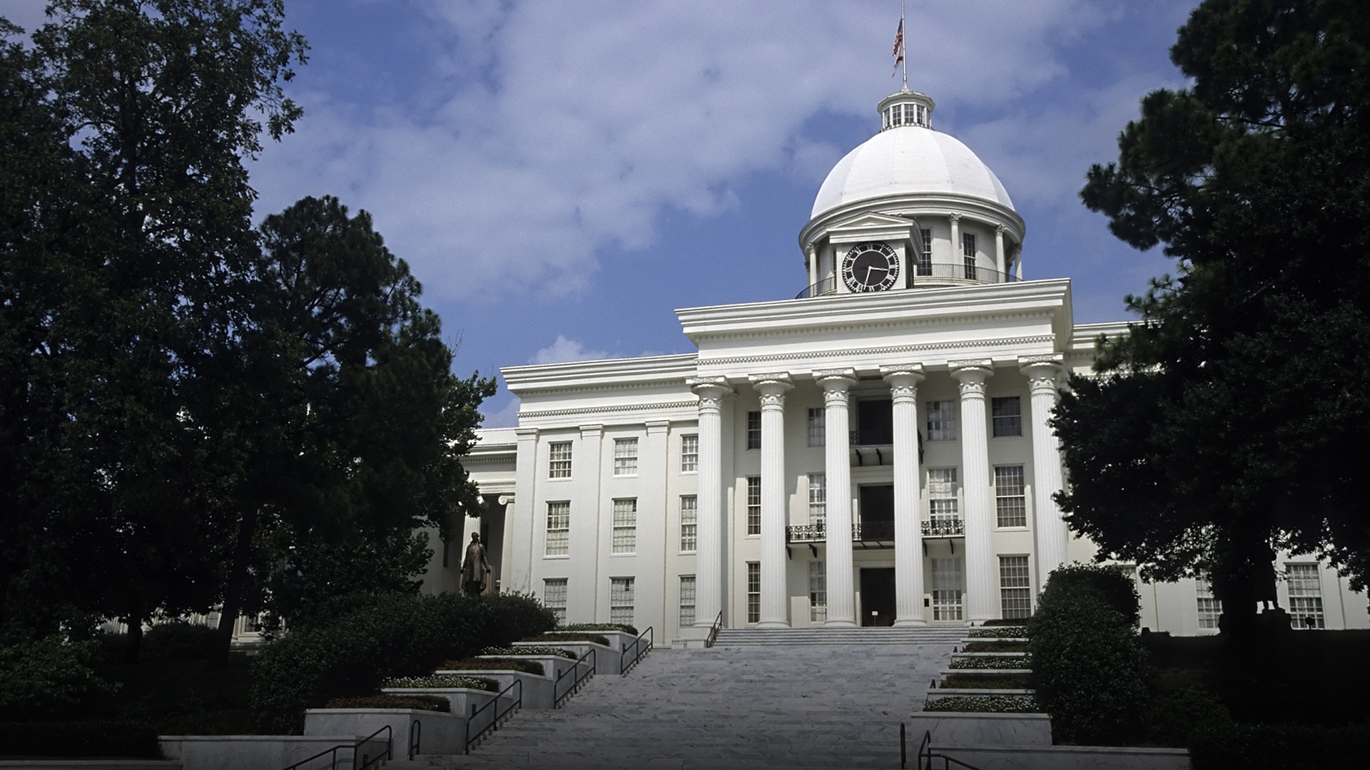 Scenic view of Alabama representing retirement affordability.