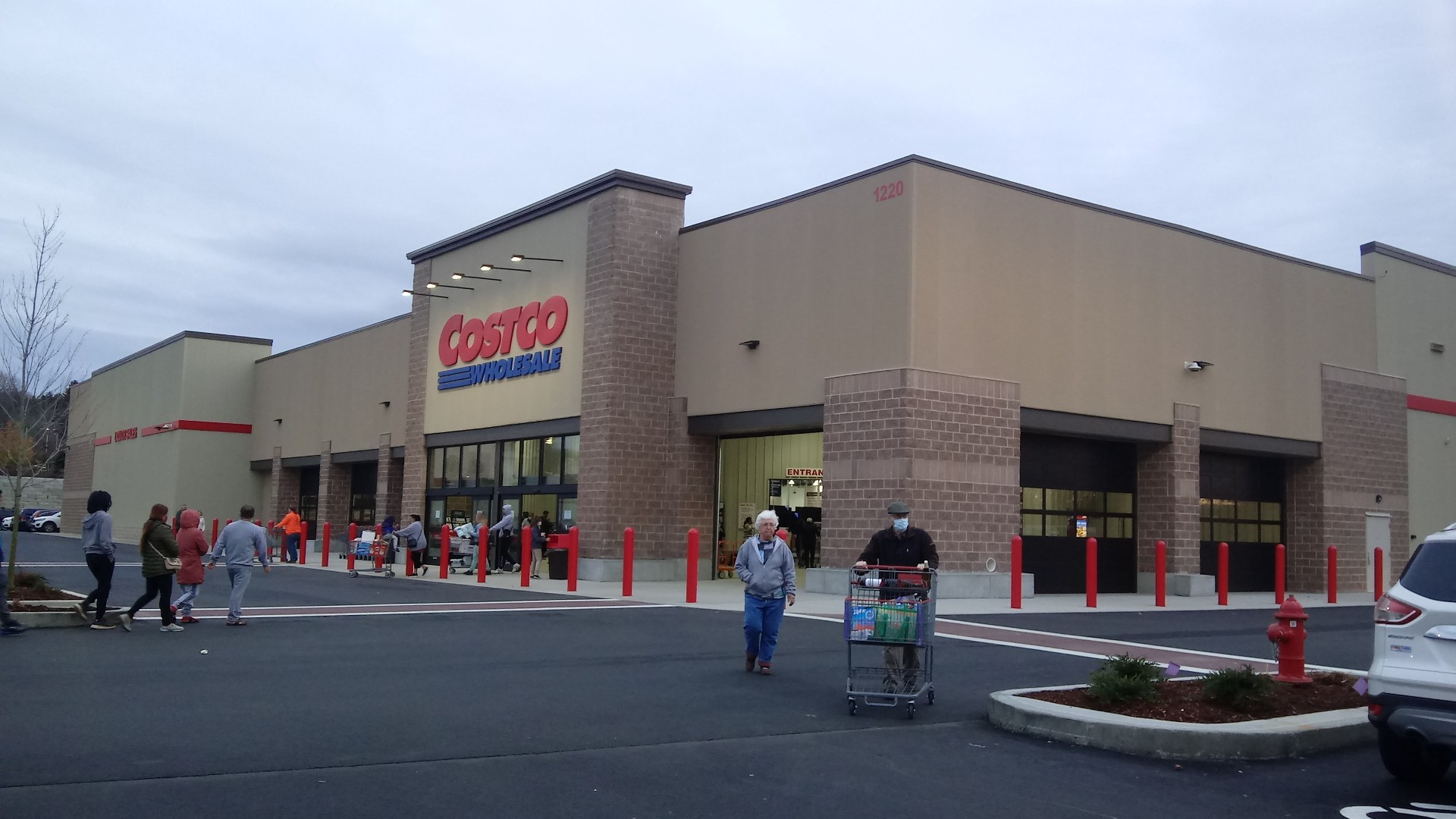 Costco Wholesale Club warehouse exterior, representing the #1 cheapest supermarket in America at ~21.4% cheaper than Walmart by unit cost.