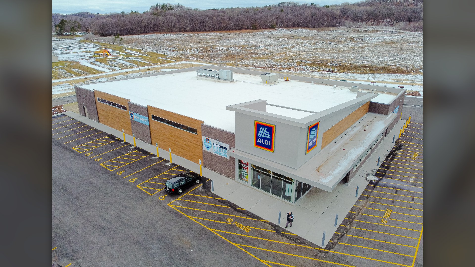 ALDI grocery store exterior, representing the #1 individual discount grocery chain across multiple states at #4.