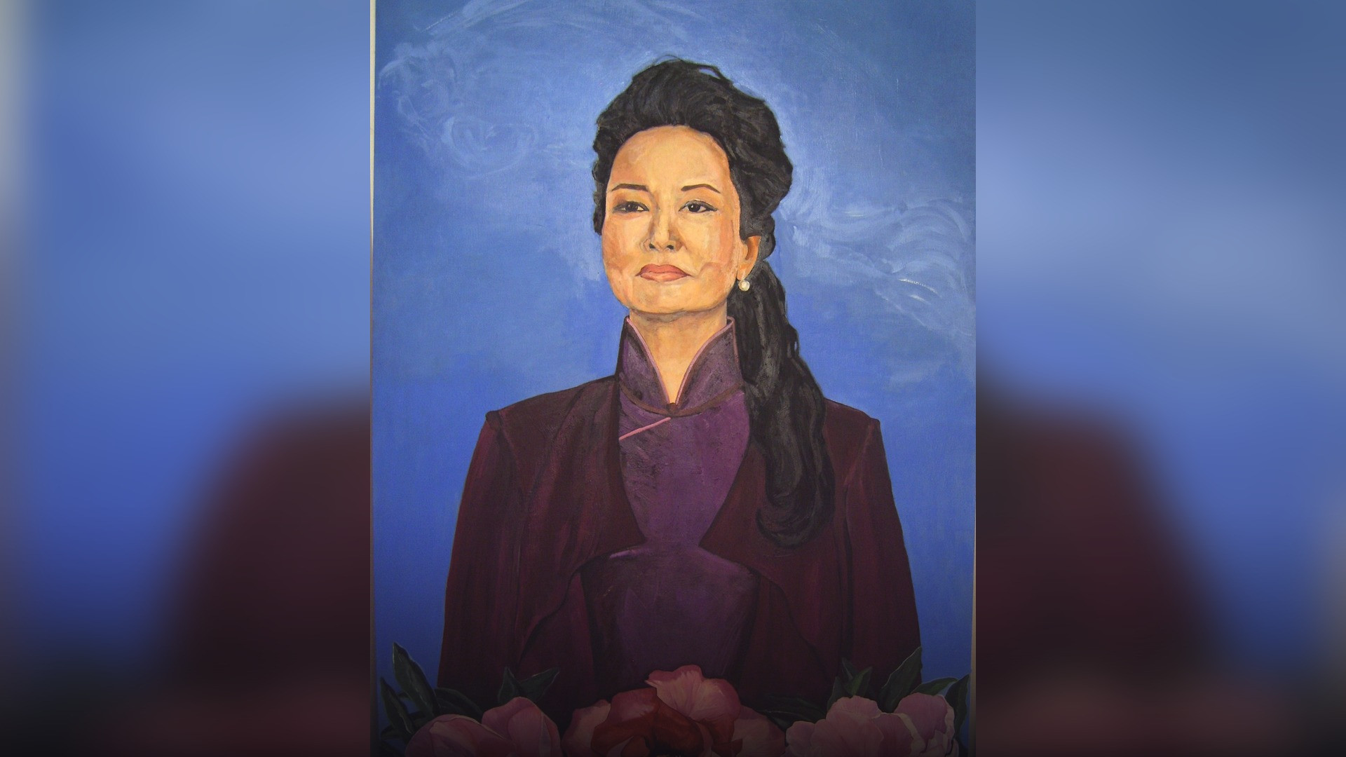 Formal solo portrait of Chinese First Lady and celebrated folk soprano Peng Liyuan.