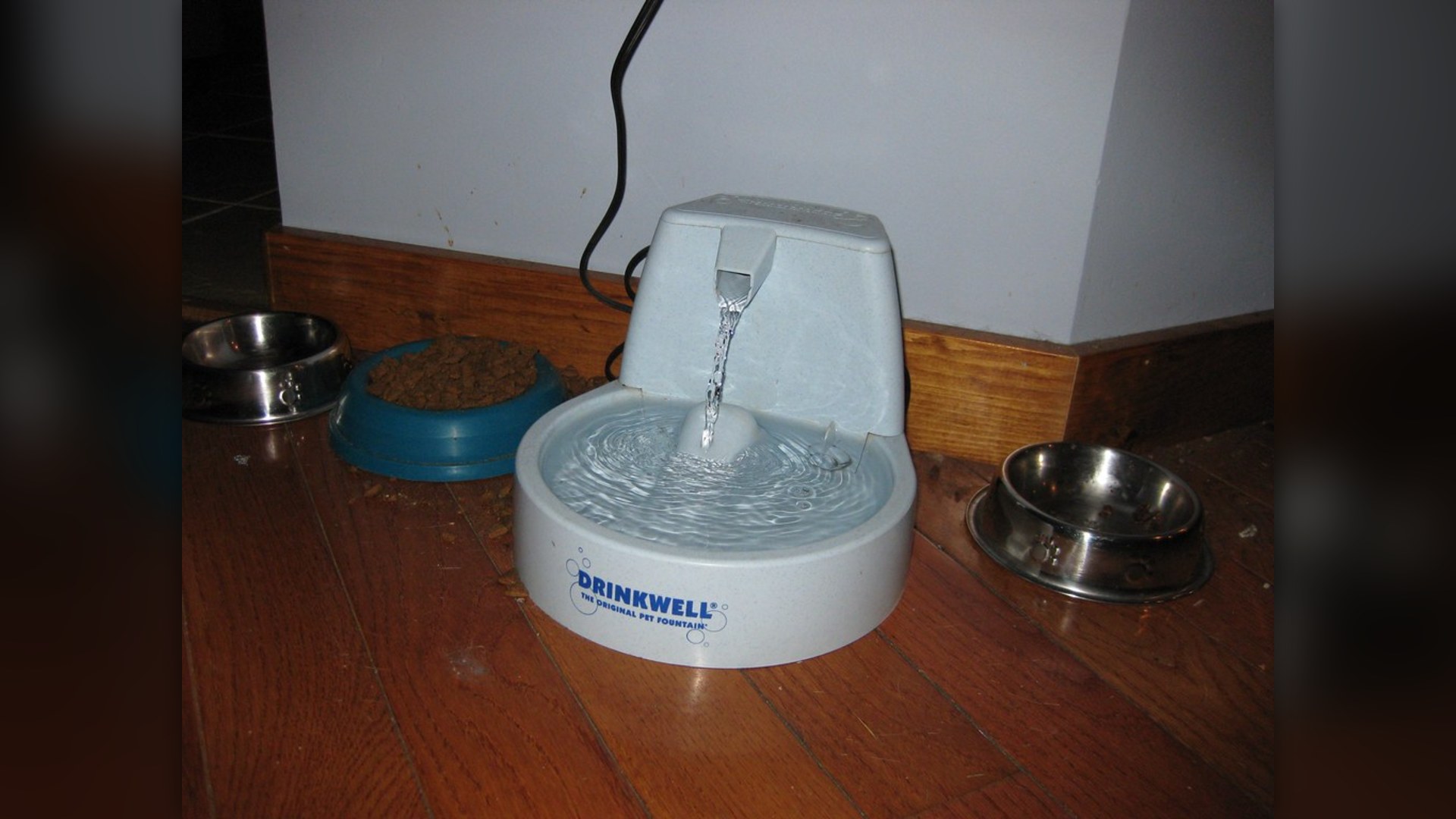 Electric circulating pet water fountain with flowing stream and water bowl