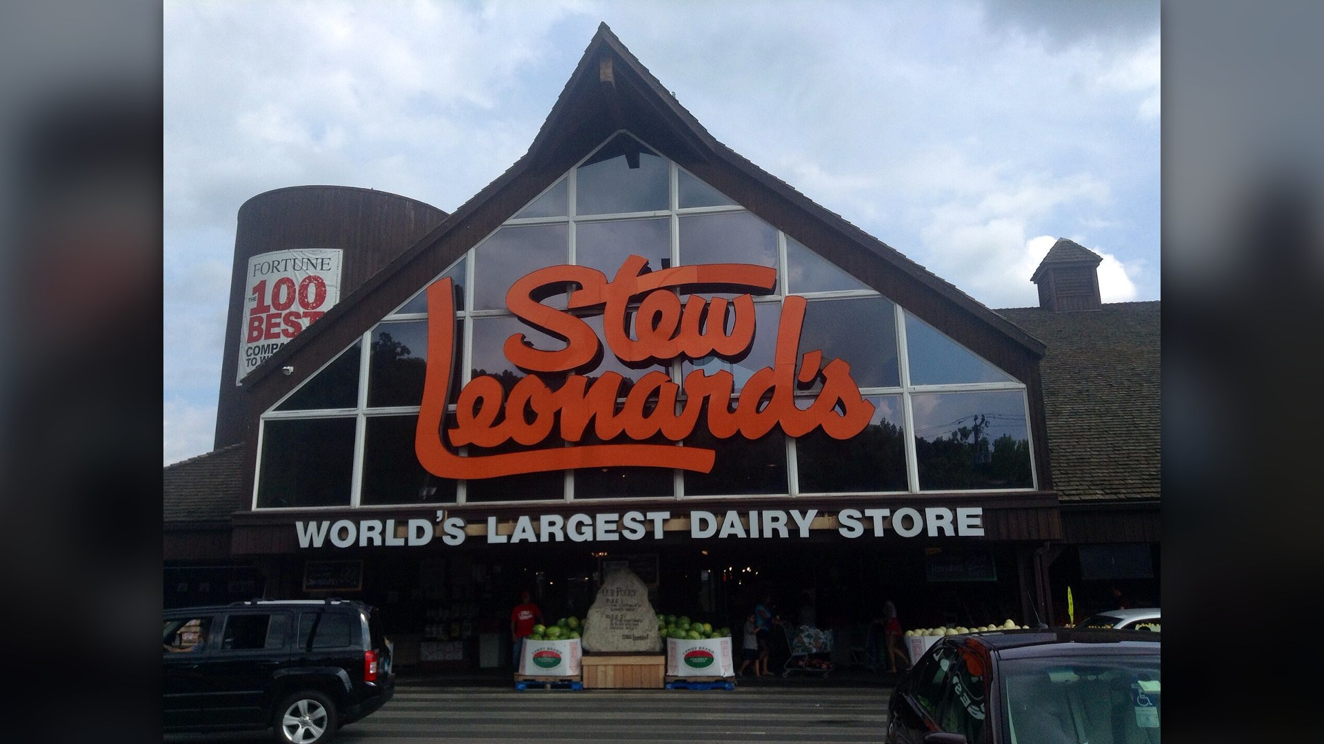 Stew Leonard's store exterior in Danbury Connecticut