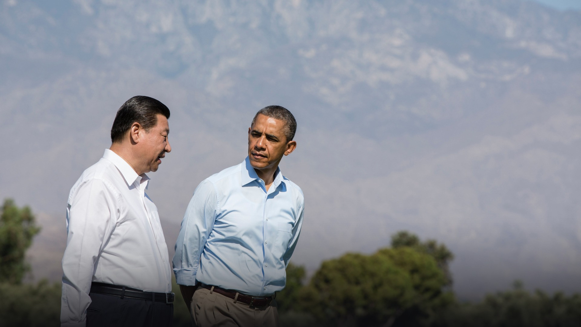 Barack Obama and Xi Jinping walking side-by-side during the 2013 Sunnylands bilateral summit.
