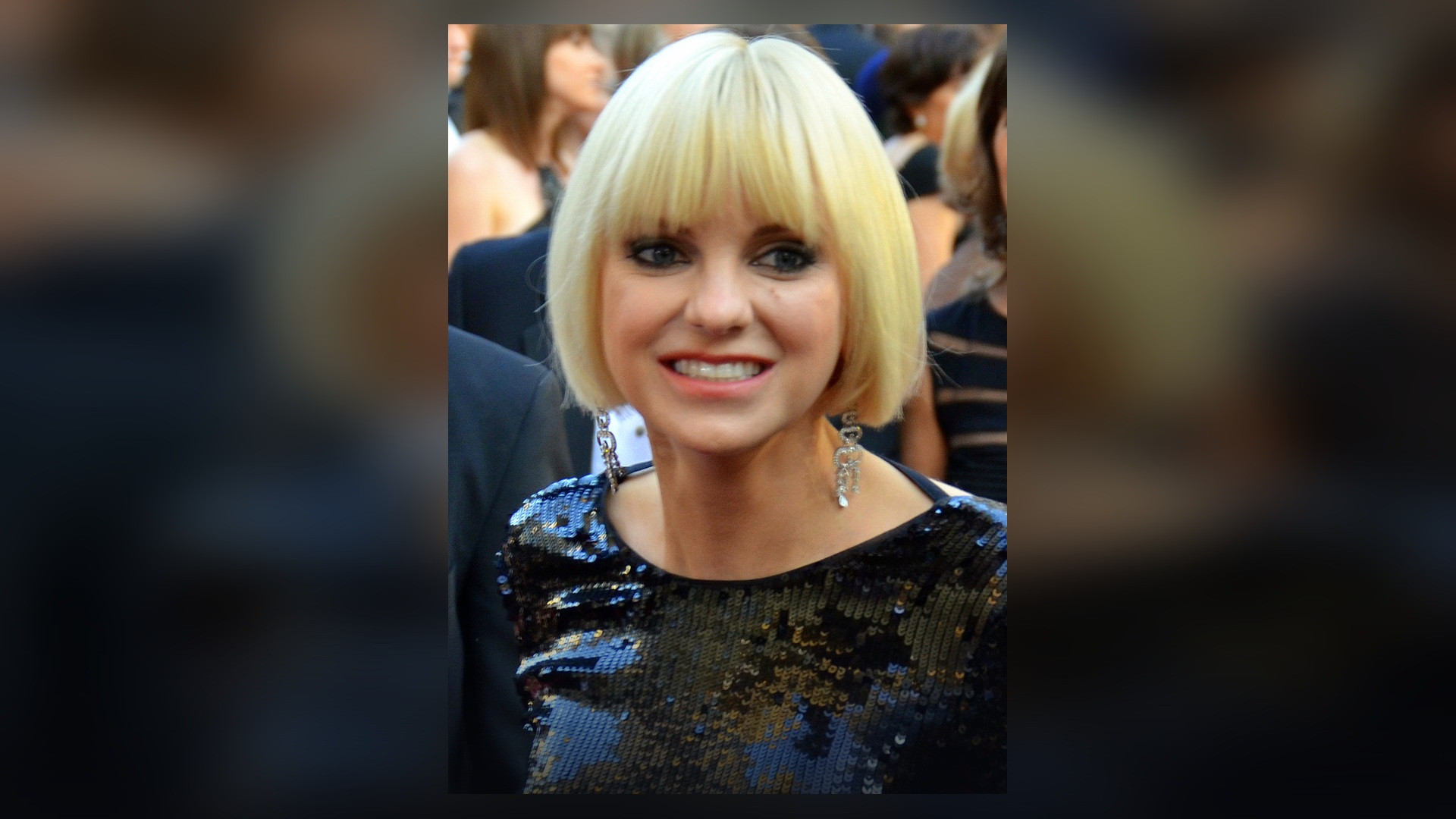 Anna Faris posing for photographs at a movie premiere