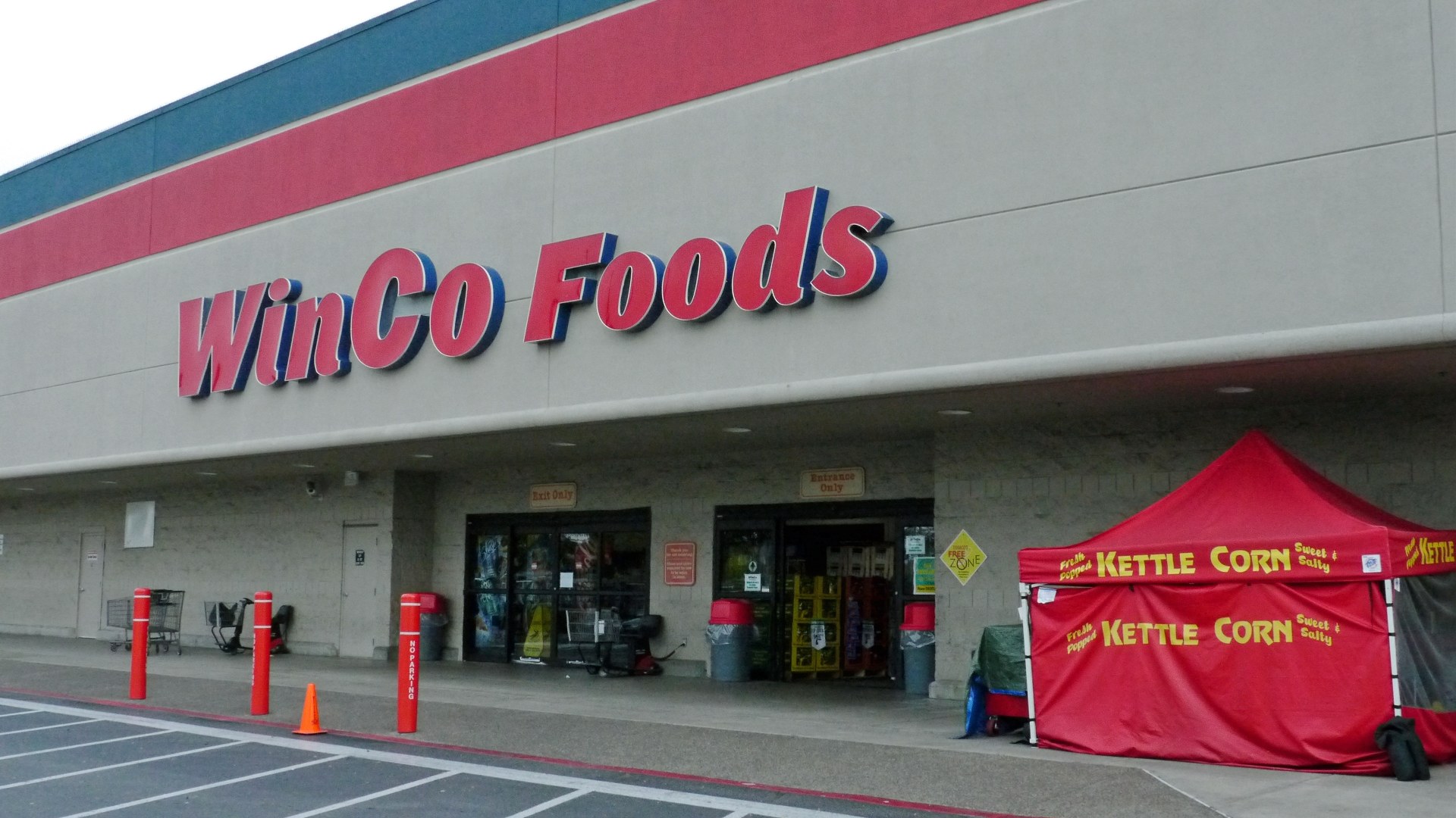WinCo Foods supermarket exterior in Eugene, Oregon, representing the employee-owned West Coast bulk discount grocer at #5.