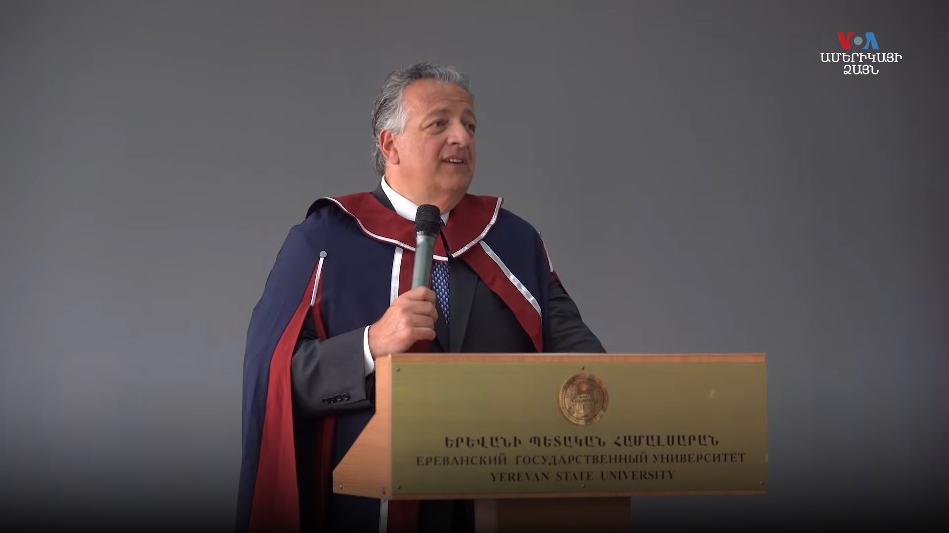 Dr. Noubar Afeyan speaking at an international science and technology forum.