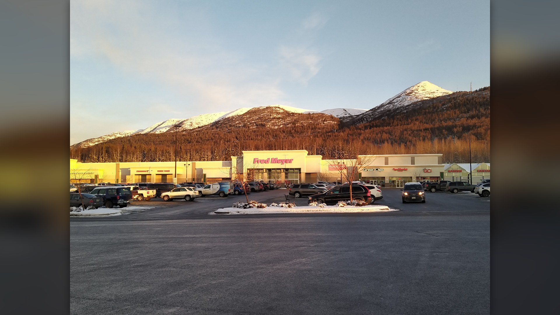 Fred Meyer store exterior with mountain backdrop, representing the discount-focused Pacific Northwest Kroger subsidiary at #14.