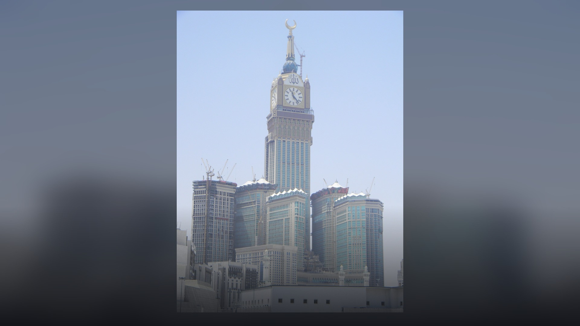 The monumental Makkah Royal Clock Tower rising beside the Abraj Al Bait complex.
