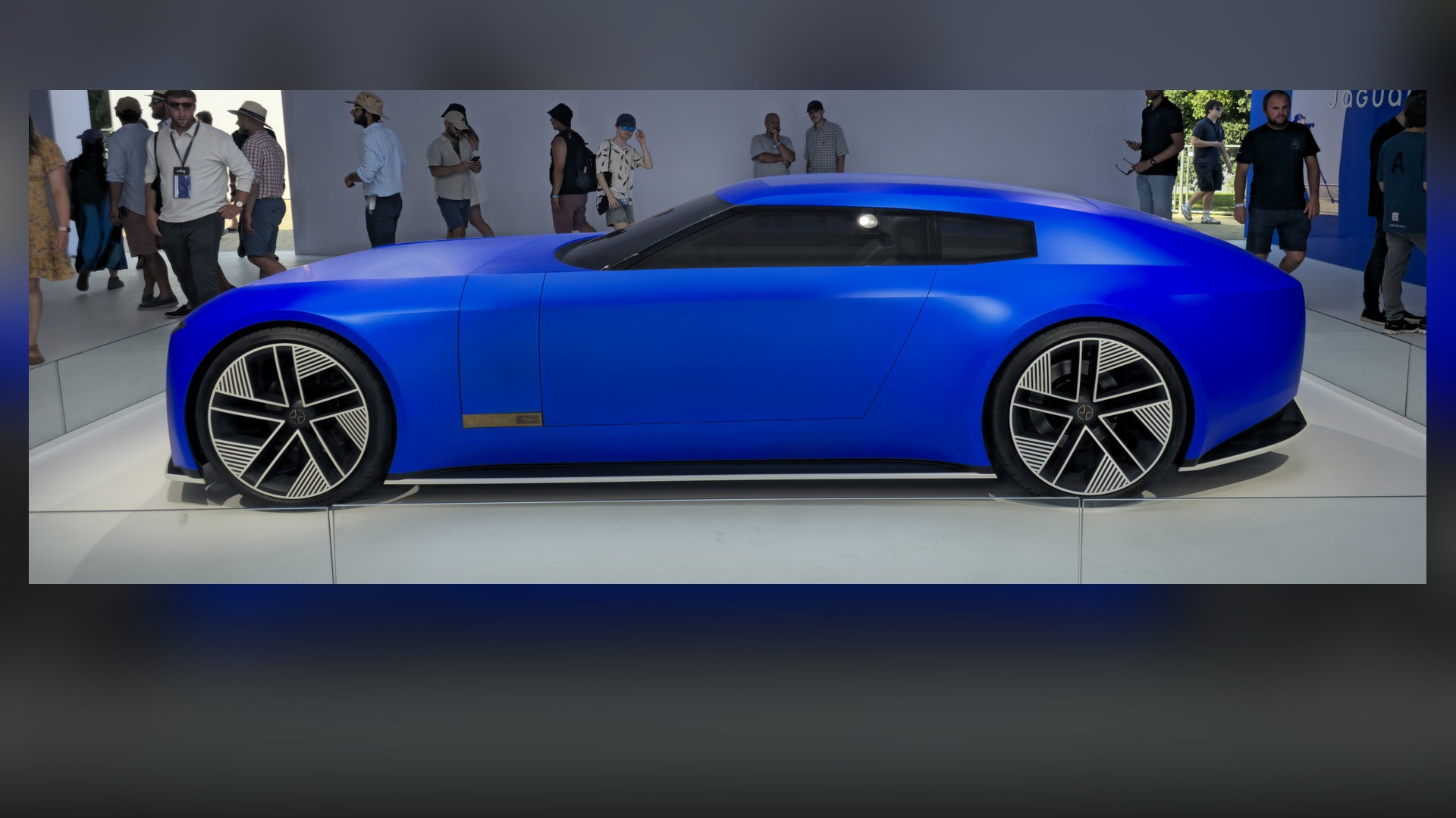 Panoramic side profile showing the full 5.2-meter length and 23-inch wheels of the Jaguar Type 00 concept.