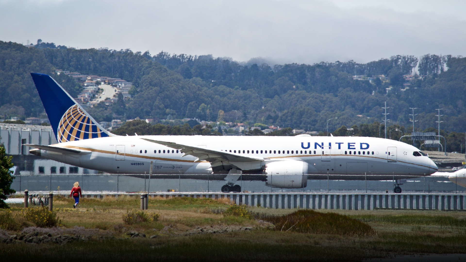 A United Airlines Boeing 787 Dreamliner widebody jet on the runway at San Francisco International Airport.