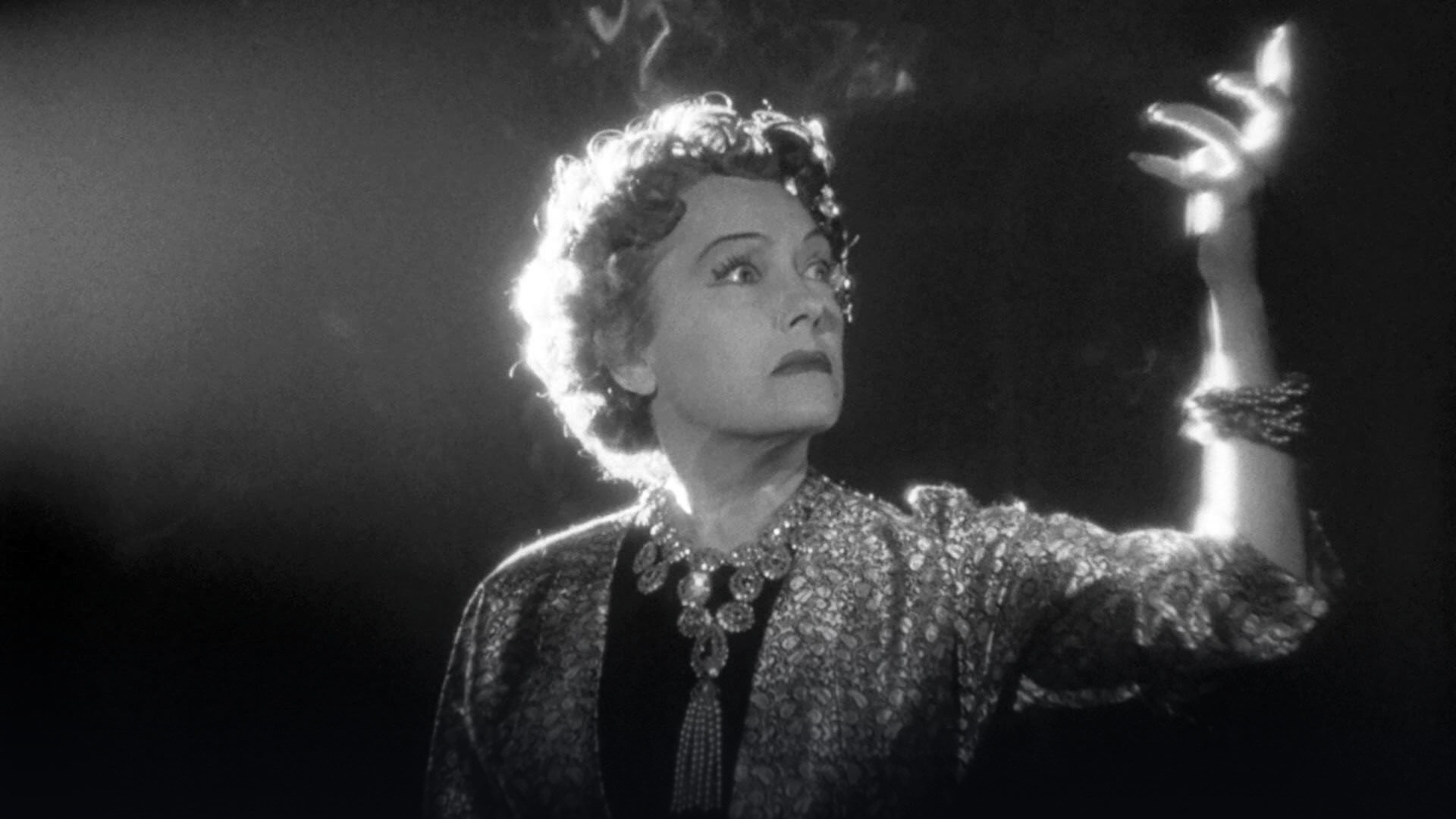 Film scene backdrop from 28. Sunset Boulevard (98%)