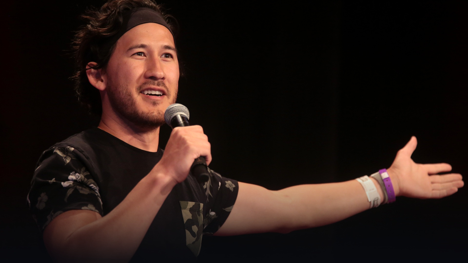 Mark Fischbach, Markiplier, speaking with a microphone at Comic-Con.