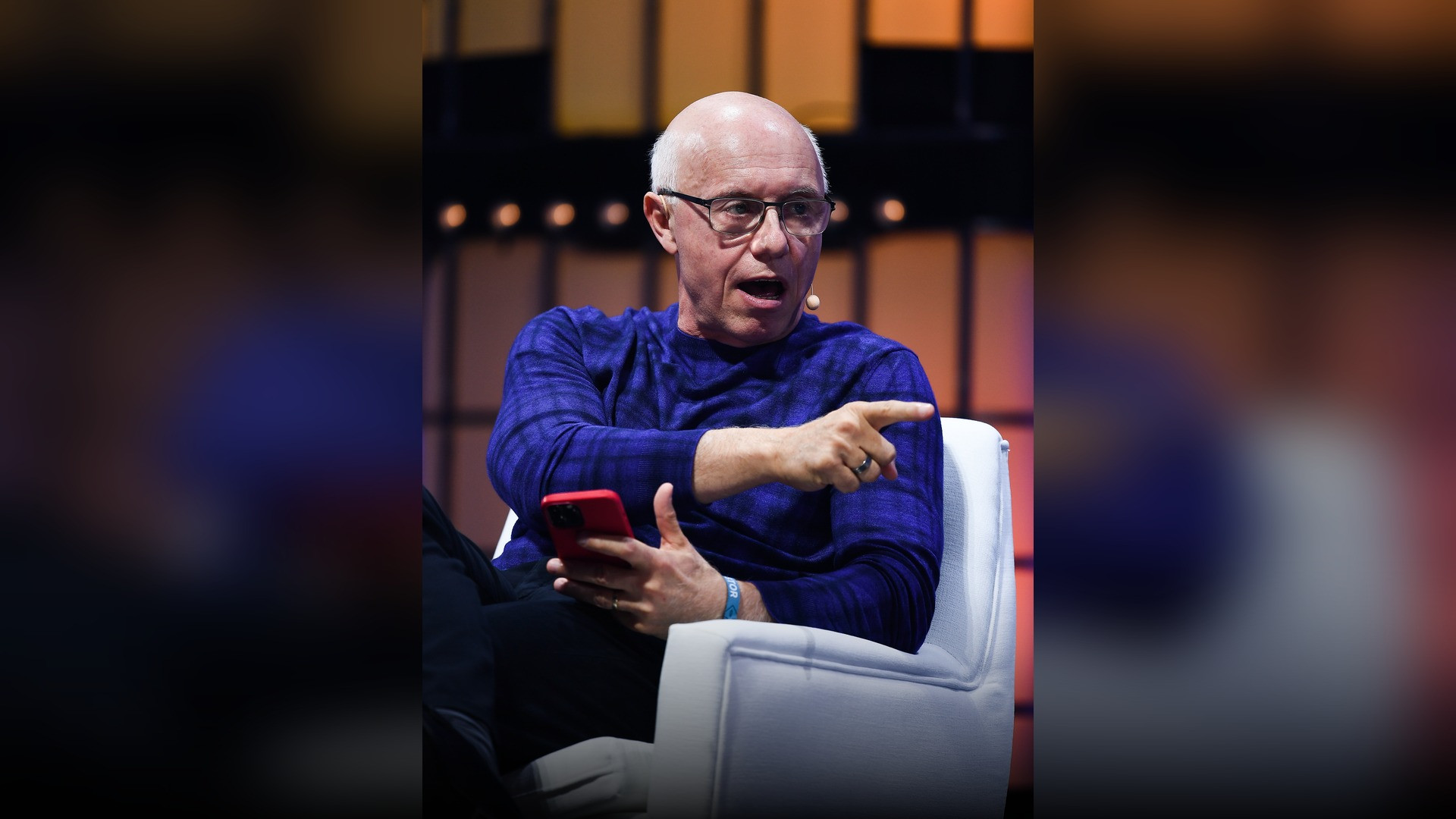 Douglas Leone speaking at an international investment forum.