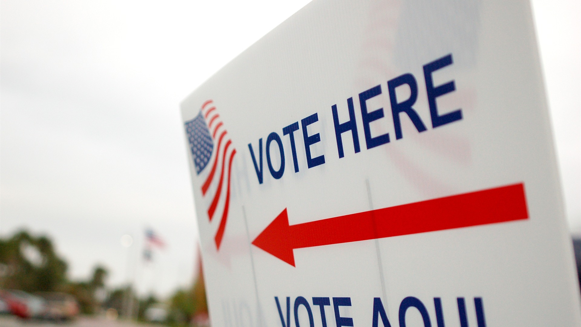 Bilingual Vote Here and Vote Aqui election polling place sign.